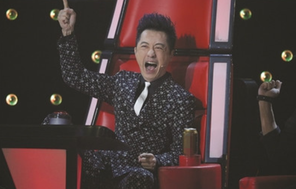 庾澄庆|60岁的庚澄庆，这谁能想到！庾澄庆的运动照“撞脸”于谦！