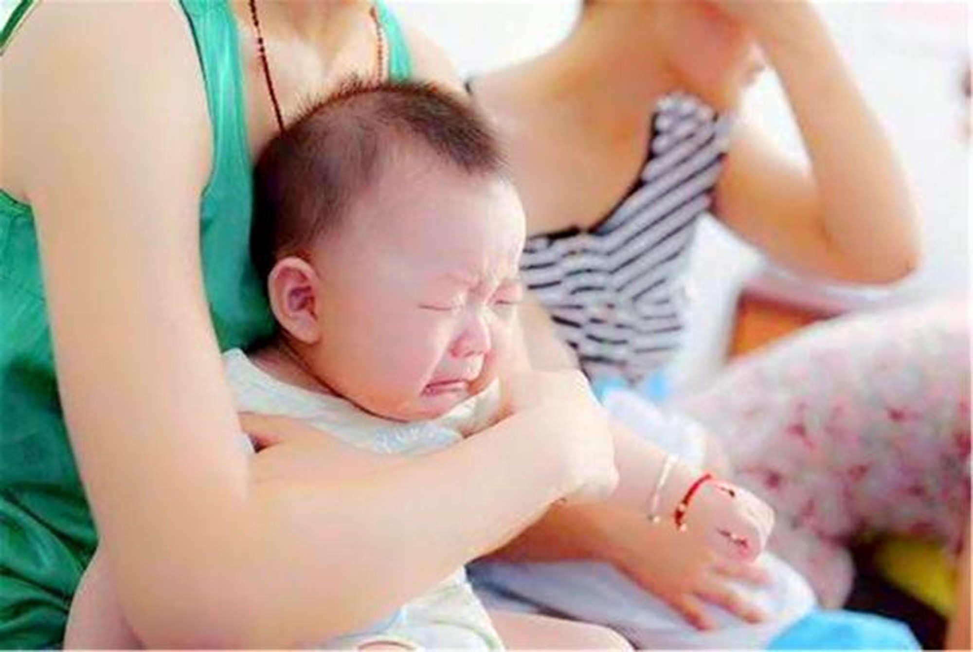 贝贝豆育儿课堂|宝宝1岁前的运动发育有三次“分水岭”，父母做对了，娃才发育好