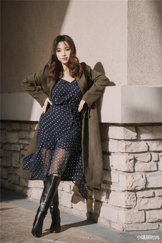 小喵聊时尚 会“打扮”的女人，穿大衣都离不开这3双靴，显瘦显高不说还时髦