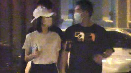 苗苗|苗苗晒全家福庆33岁生日，怀抱女儿紧挨老公甜笑，结婚1年很幸福