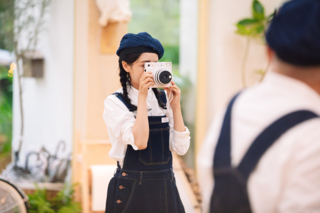 刘诗诗|佟丽娅越来越有央视范！穿背带裙美成小仙女范，气质更有了大转变