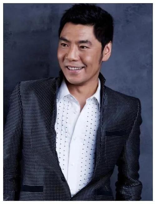 方舒|演员方舒，离婚后独自抚养两个女儿19年，和普通百姓没两样