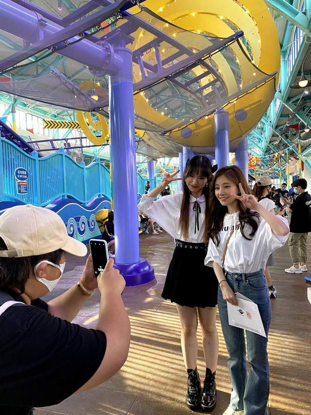 冯提莫|冯提莫路透图流出，亲和力十足，欣然答应合影要求！