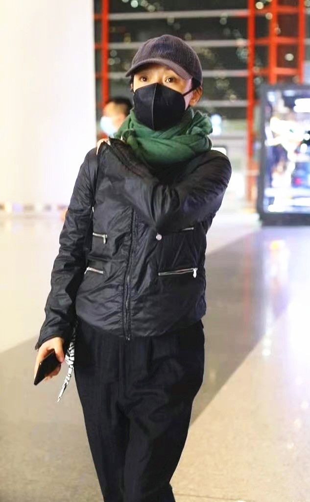 周迅|周迅恋情曝光后首次出街，穿黑色羽绒外套好保暖，七分裤显邋遢
