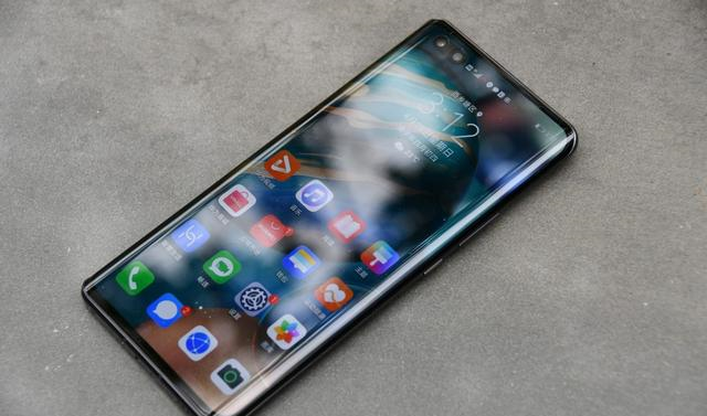 華為鴻蒙系統|鴻蒙OS+超曲面屏+50倍遠攝，加上麒麟990 5G，上市一年多降200元