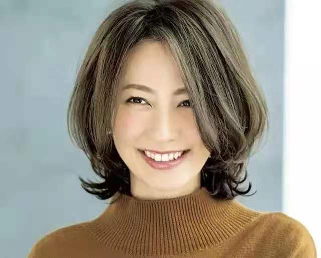 发型 选对发型不显老，给中年女性做发型三个建议：棕色、柔卷、低层次