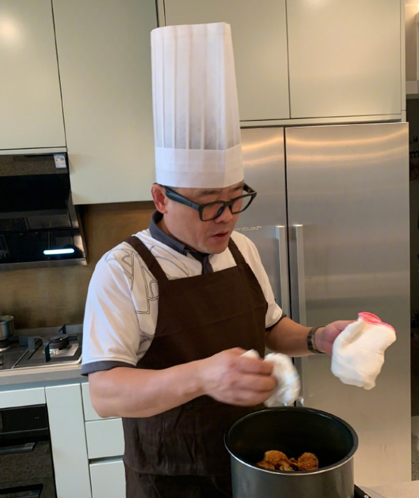 陈小纭|走进周立波在美国的家，住着独立花园的豪宅，每顿都吃西餐红酒