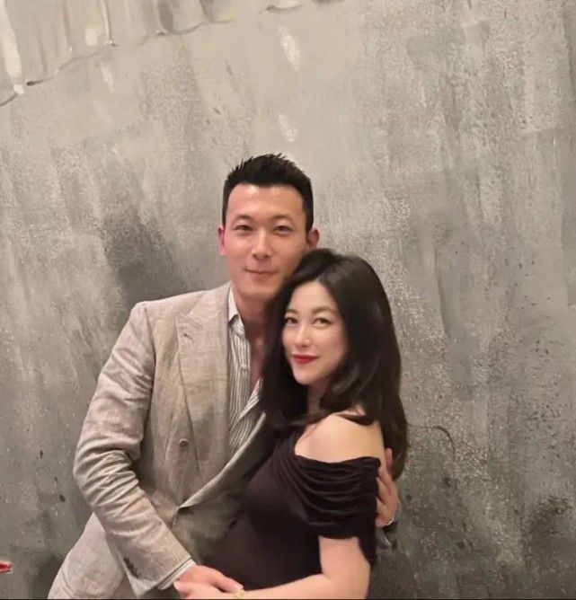 闫学晶|顶级名媛朱珠不怕苦！挺9月大肚积极营业，穿红裙身材发福像李湘