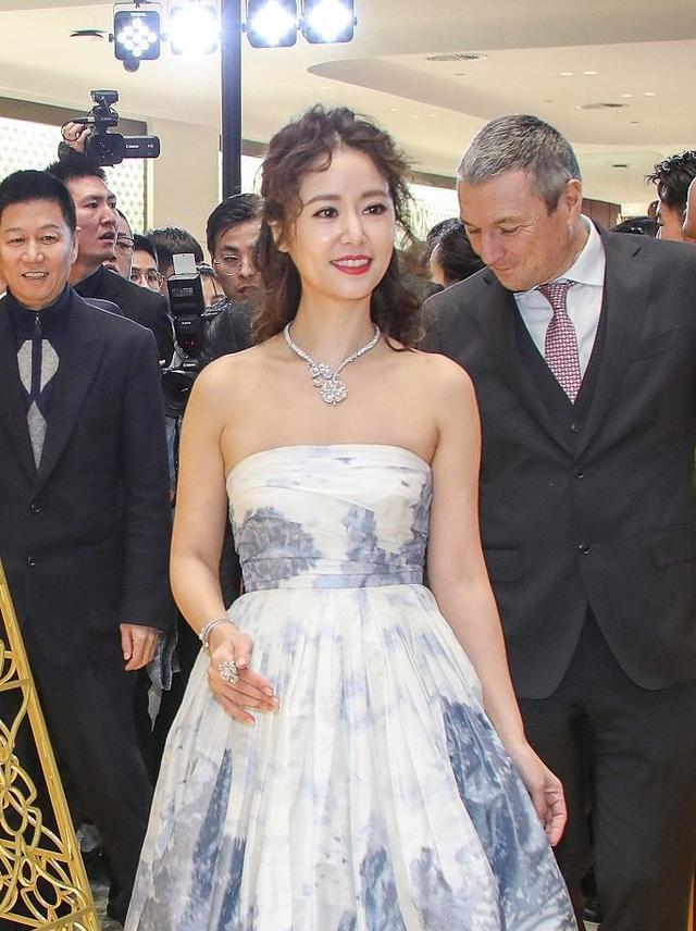 卷发|又被45岁林心如惊艳了，穿抹胸印花裙配大波浪卷发，优雅迷人