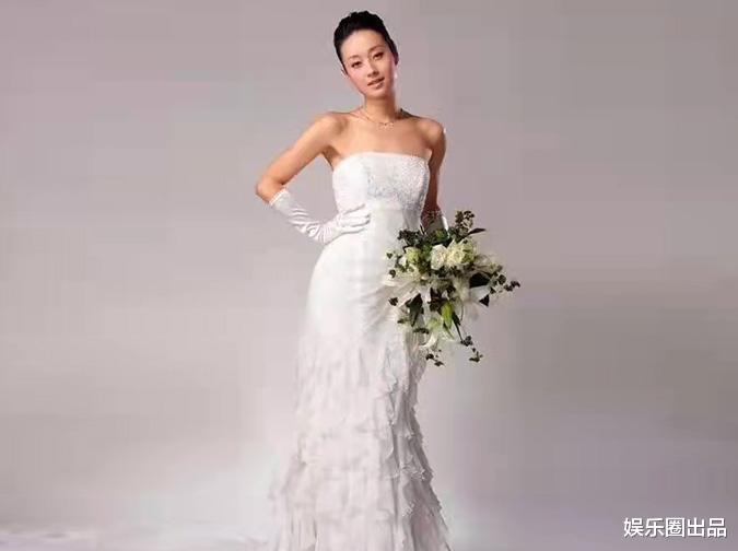 马伊琍|马伊琍早期写真被翻出，穿低领装涂粉色唇彩，造型洋气身材傲人