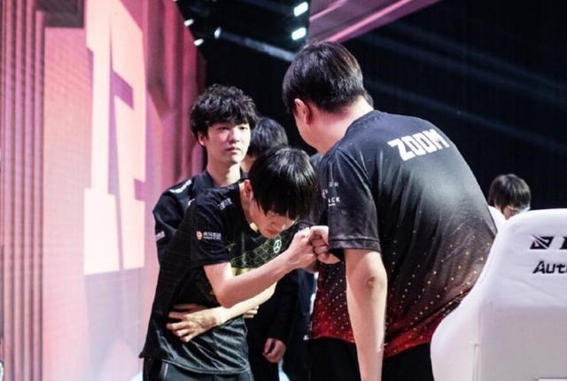 桃小菁的|“RNG、TES更换首发！”Cryin、晴天同时替补，理由一模一样！