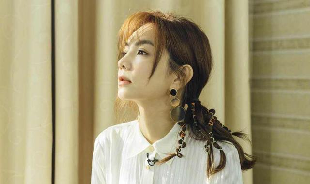 ella|陈嘉桦：假小子嫁“软饭男”，直播生娃引争议，产后患3年尿失禁