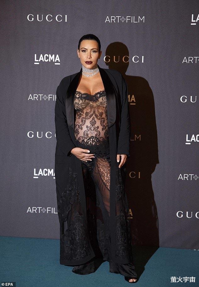 金·卡戴珊|24岁凯莉·詹娜全身包裹蕾丝，复制金·卡戴珊孕期经典，俗气无美感