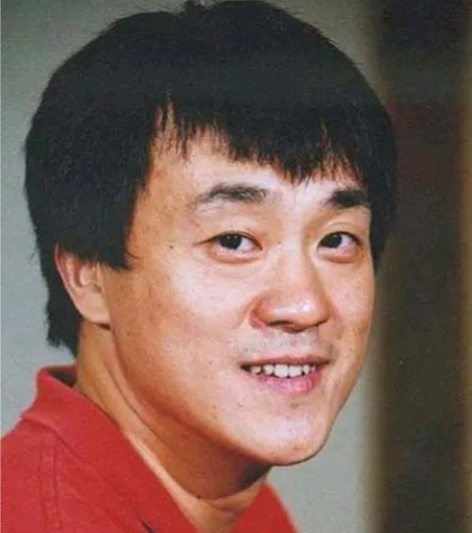 何冰|何冰37岁走红，1998年李海洋倒贴5000块钱办婚礼：白捡了个老婆