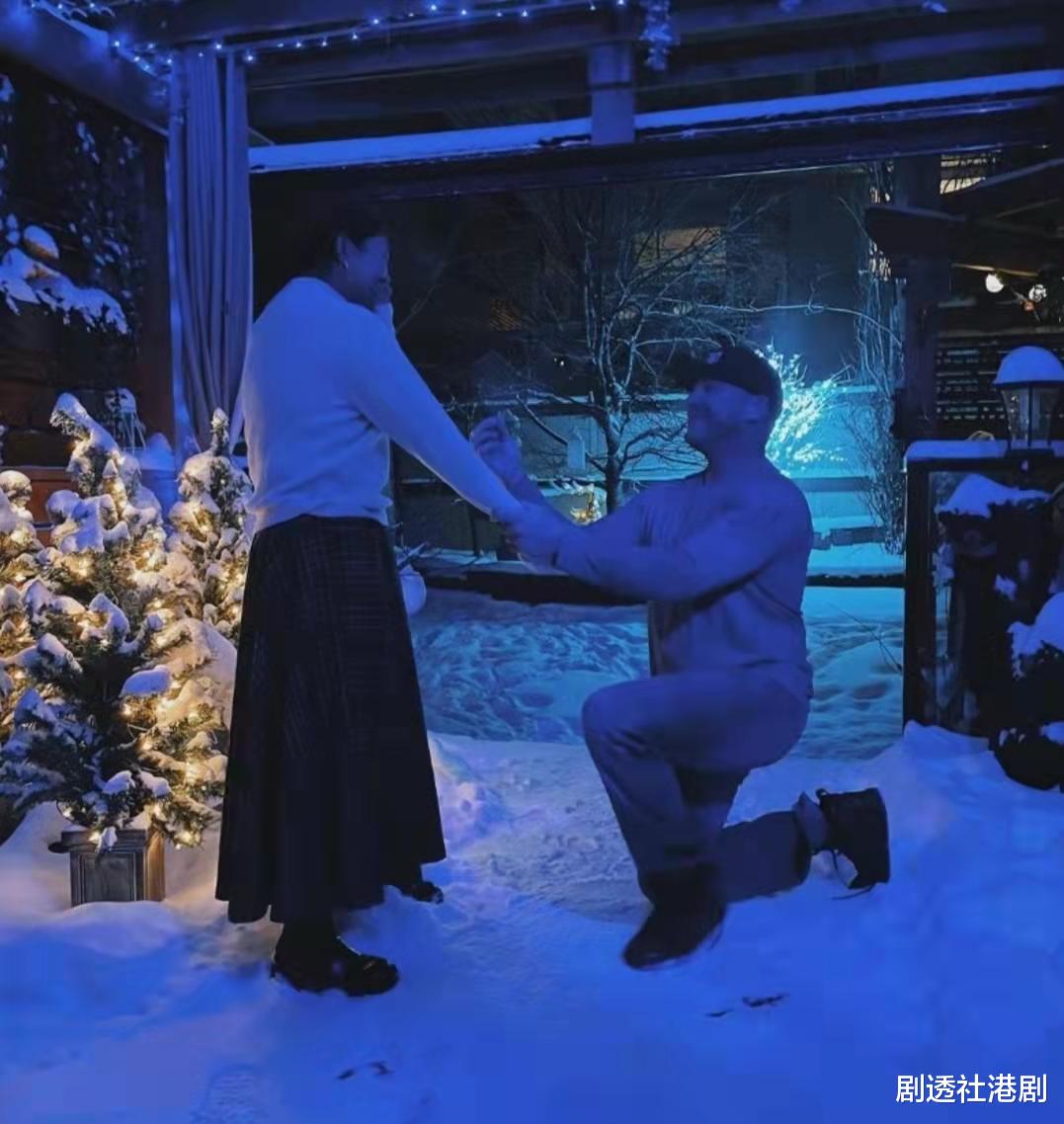 邓小巧|恭喜恭喜！TVB女歌手获外籍男友雪地下跪求婚，今年年中才公开恋情