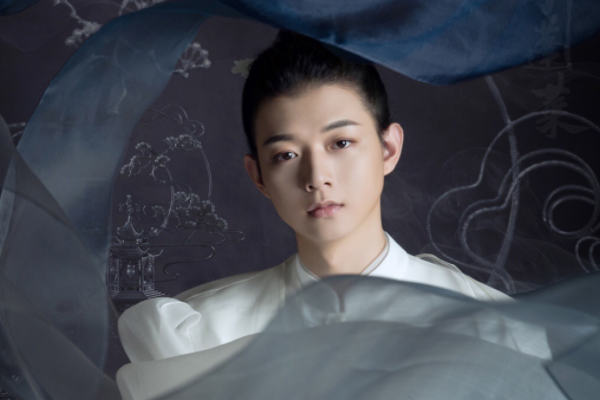 霍尊|霍尊穿红肚兜旧照曝光，扎丸子头神似哪吒，被戏称“金刚芭比”