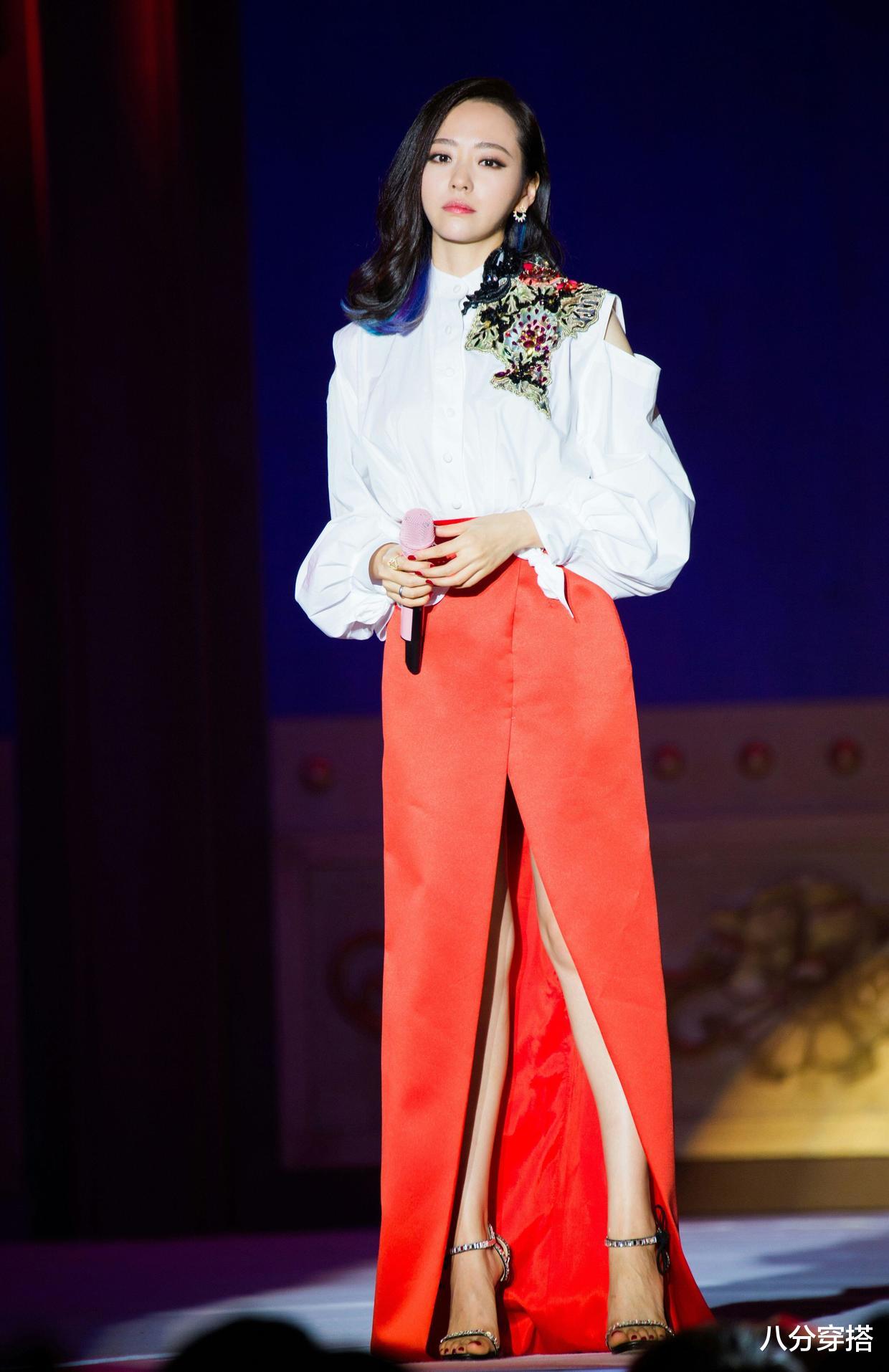 八分穿搭 张靓颖真是微胖界代表，穿西装和开衩裙秀“酒杯腿”，气质太招摇