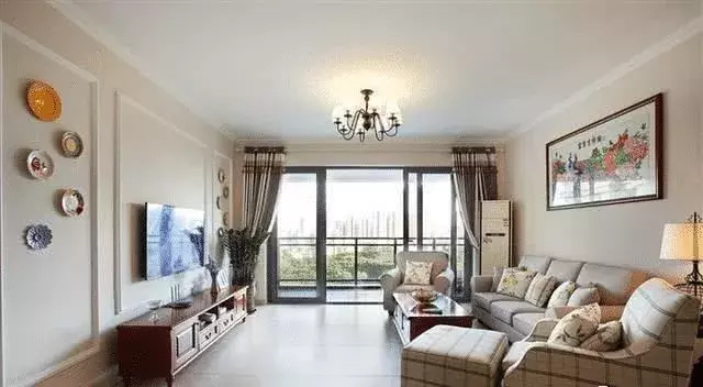 装修时，老婆坚持在客厅挂十字绣，亲戚参观无奈偷笑，谁见过？