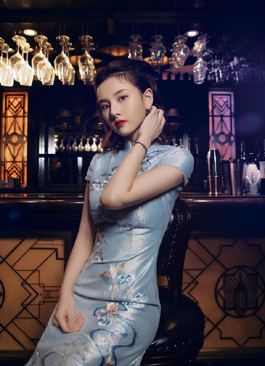 宋祖儿|宋祖儿太敢穿了!连衣裙直接开到肚脐,路人视觉真实身材一目了然