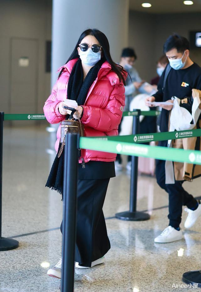 李湘|李湘冬天也穿得挺霸气，身材虽然有点胖，但超长大衣显得身形高挑