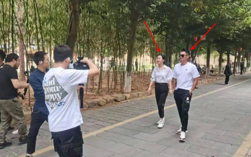 林丹|38岁林丹嗨玩龙吸水！被可乐猛喷一脸呛鼻子，表情狰狞动作夸张