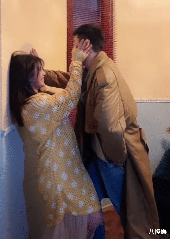 陈妍希|陈妍希新年秀幸福，陈晓变霸总上演甜蜜壁咚，俩人拍手对视好恩爱