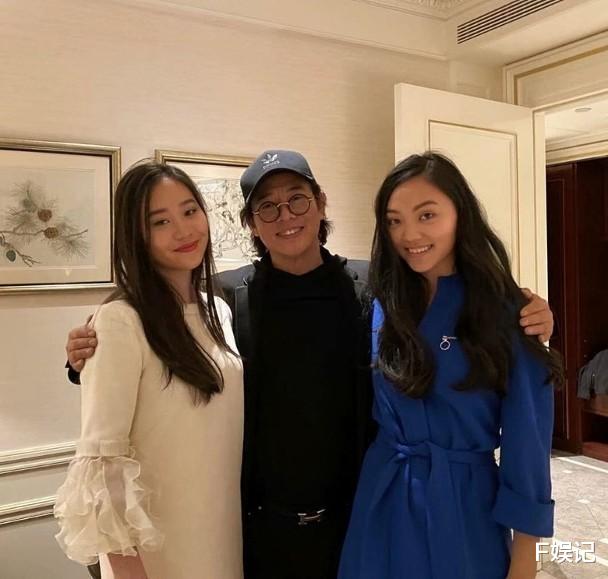 李连杰|李连杰小女儿高中毕业晒与同学开心合影 姐姐到场恭喜妹妹毕业