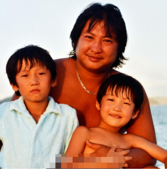 洪金宝|洪金宝70岁大寿三代同堂！身穿红衣一头白发，怀抱俩孙笑容灿烂