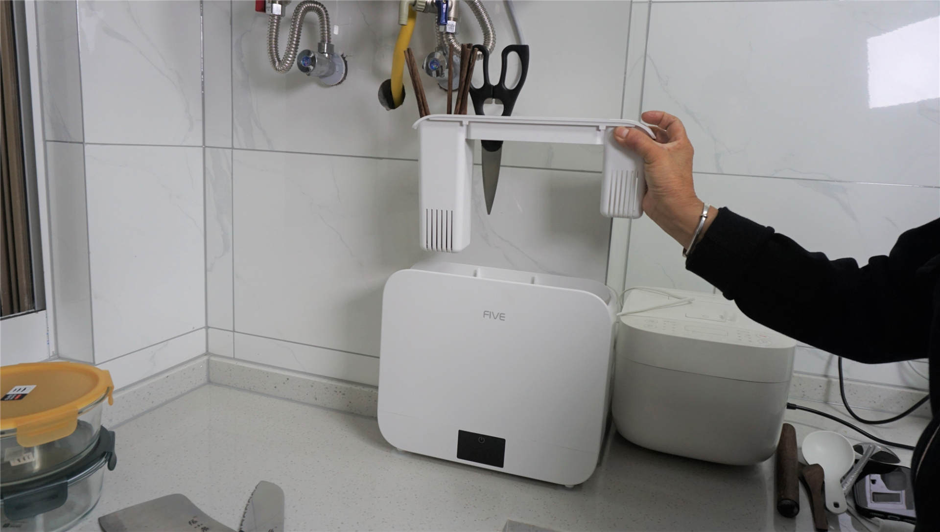 创投圈|小米生态再来造福厨房！米家APP控制的Five智能刀筷杀菌架实测