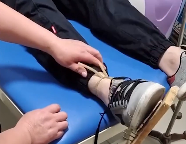 安然说社会 是个狠人！广东一男子被铁钉扎脚，在医生救治前先发个朋友圈！