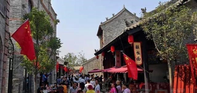 古镇 河南一“亲民”人造古镇火了,斥资50亿打造,游客:来得值