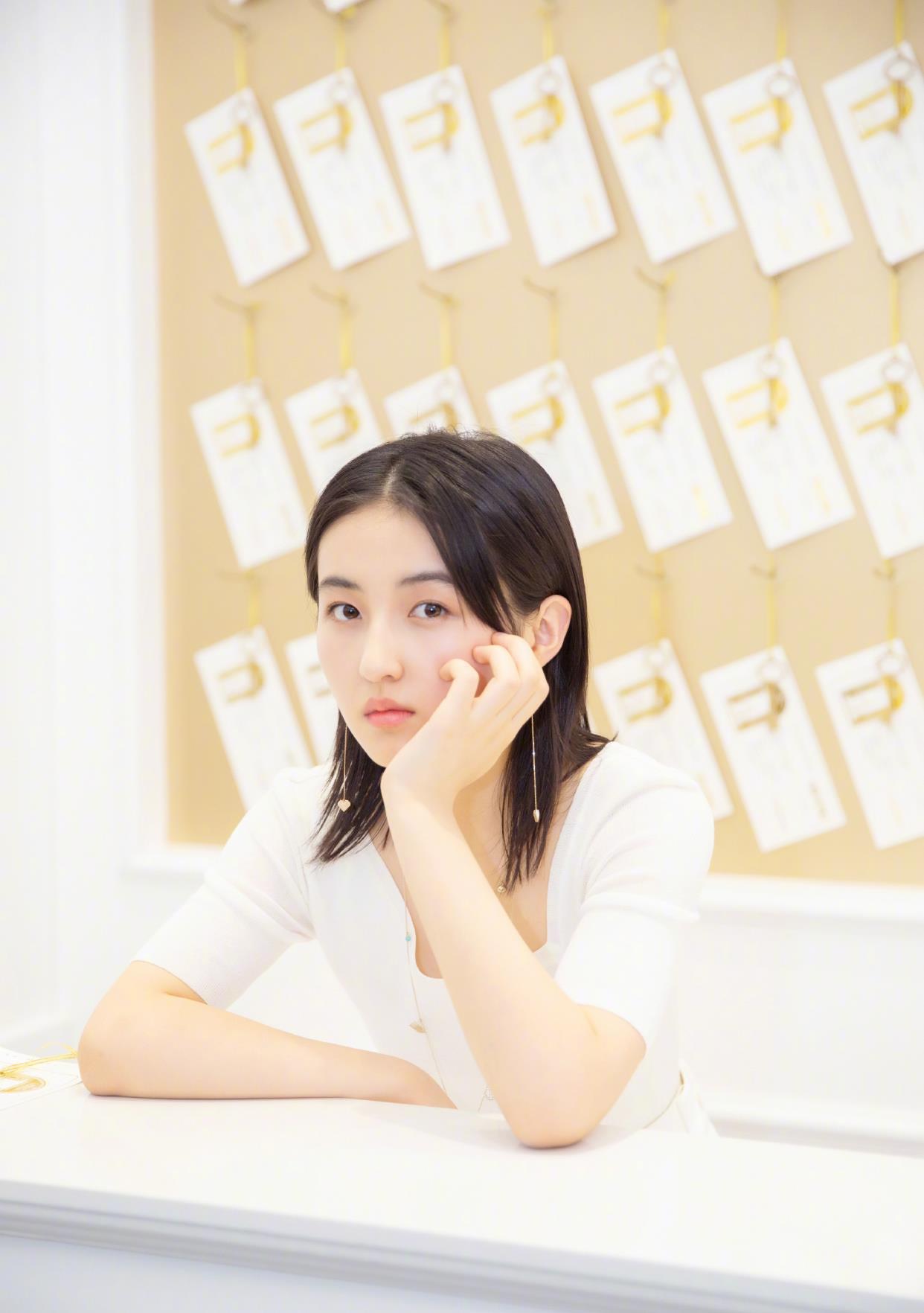 木木尔小倩|她的演技被“众星捧月”,颜值反而被低估了?