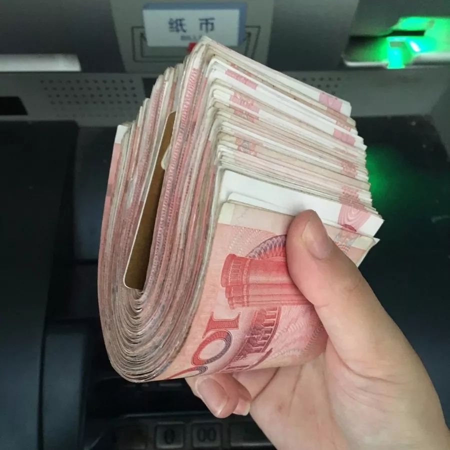 新兴火山 44岁大叔花5万元包养18岁美女，带回出租房后，女子慌忙报警