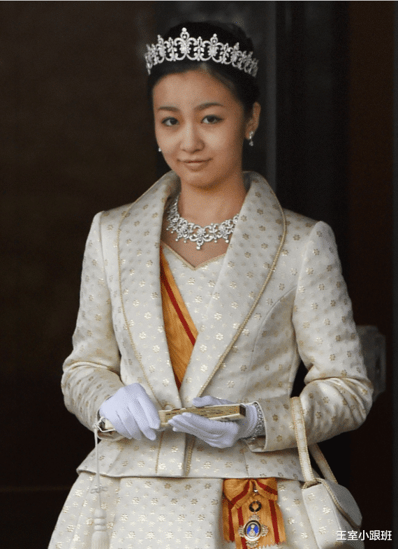 日本最美公主佳子,所用首饰达三千万日元,花卉图案还和纪子有关