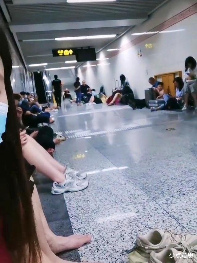 林生斌 河南郑州：女子被困地铁，给好友转账全部资产，“出不去了这次”