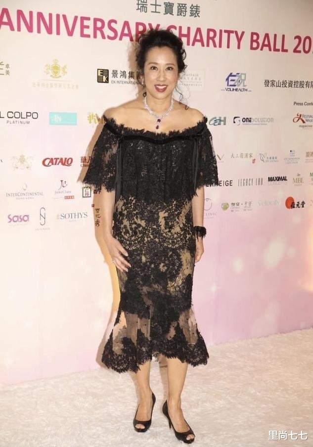 朱玲玲|朱玲玲为助阵港姐太拼，罕见走艳丽风真高调，62岁仍有挺拔曲线