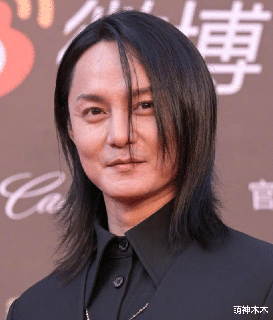 |尹正出席活动状态堪忧，皮肤暗沉发量减少，避谈节食态度微妙