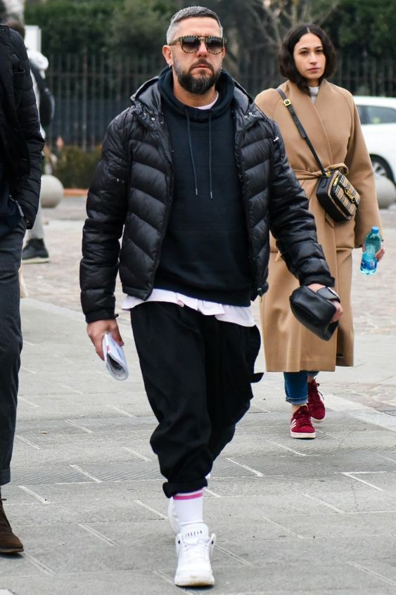 男士穿衣搭配杂志 秋冬流行这样穿：黑裤+白袜，颜值不够也能穿出品位，尽显潮男范