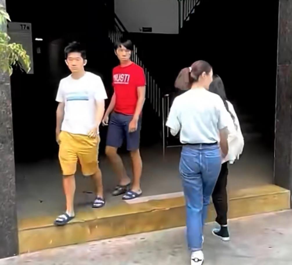 娇软甜伤 深圳：男子520叫HLL送花遭拒，引来路人围观，女子：他太浮夸了