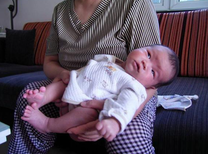 菁妈育儿|从小“把尿”和“用尿不湿”的孩子,长大上学后,三个方面差距大