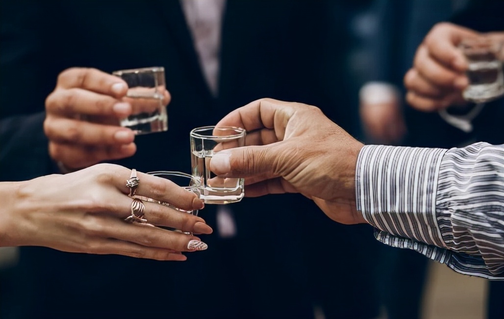 肝癌|48岁男子喝晕在厕所,确诊肝癌,医生:酒后3种现象,肝早已破败不堪