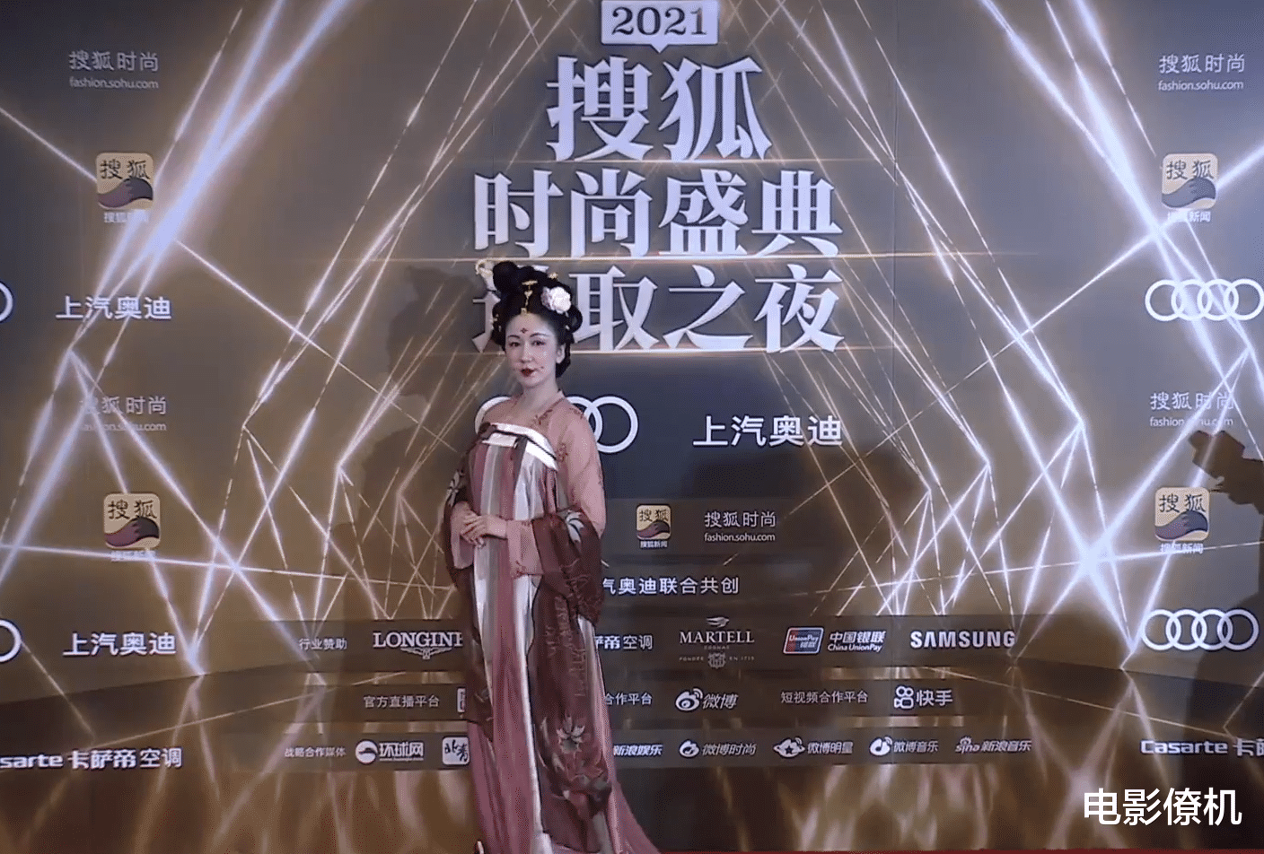 刘芸|时尚盛典群星百态：张雨绮性感撩人，刘芸袒露事业线，娄艺潇汉服吸睛