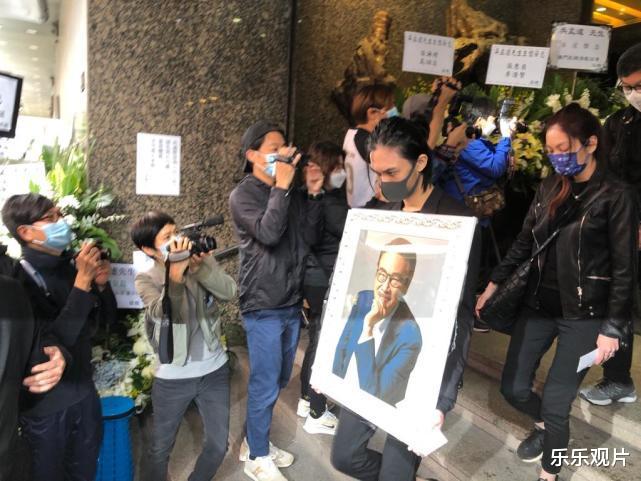 吴孟达|吴孟达儿子抱着遗像送别父亲，陪伴红色棺木走完最后一程