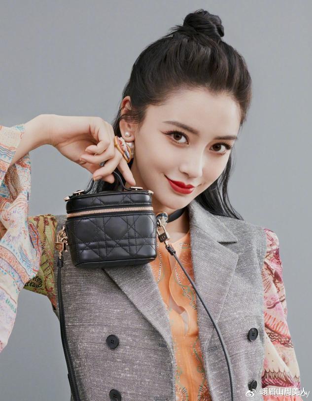 峨眉山周美人|Baby广告生图曝光，小黑裙配红唇性感撩人，这状态说是少女真不过分