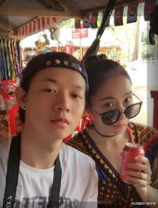 张哲瀚|霍尊与妈妈拍的婚纱照被扒出，母子行为举止过于亲密有点辣眼睛