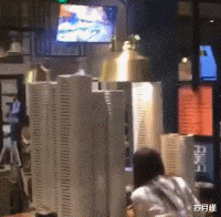 苏月瑾|“女同事穿成这样是不是过分了？”网友：“你是不是吃饱了撑的！”