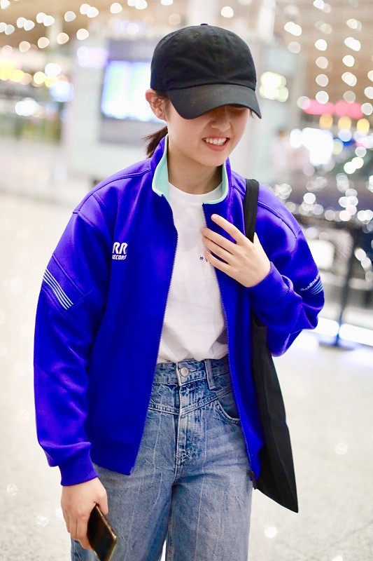BiuVogue 张子枫不像是成年人，二十岁穿紫色的服装，服装成熟气质却像小孩