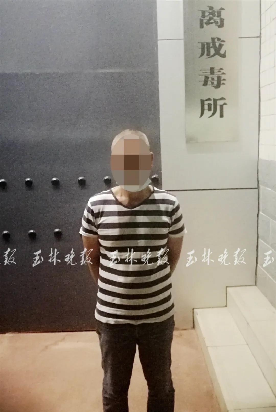 南方前线 民警进门后发现3男1女正在床上…