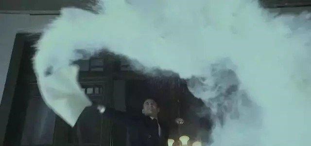 邹俊岚说 广东佛山:危险,新人婚礼接亲被泼面粉,现场犹如大雾笼罩