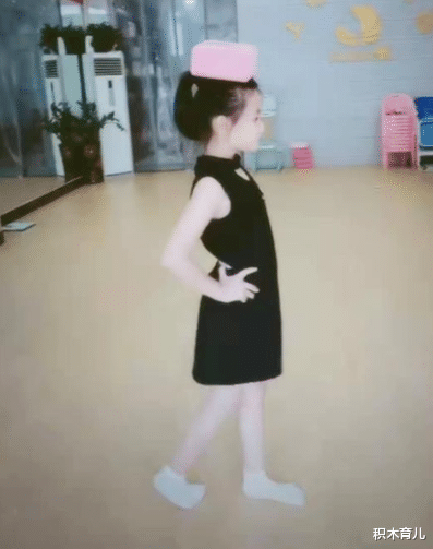 积木育儿|豪门媳妇郭晶晶带孩子插秧，月薪3000的我带孩子上名媛课